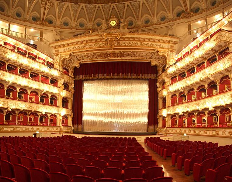 Театр Петруццелли в Бари (Teatro Petruzzelli)