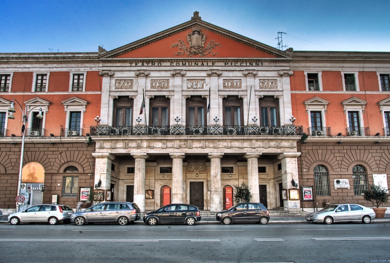 Театр Пиччинни в Бари (Teatro Piccinni)