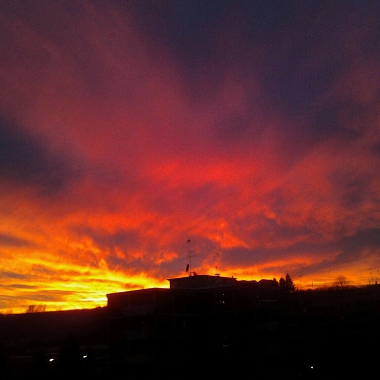 Закат в маленьком городке Виньола. (мое фото)