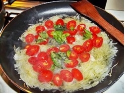 Филе форели с луком и помидорами/Filetti di trota salmonata in padella
