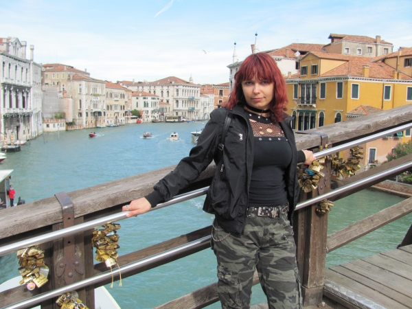 На Венецианском мосту с замками вечной любви
